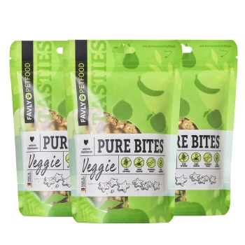 Drei grüne Beutel von Favly Petfood's "Pure Bites Veggie," mit einem Herzlogo und Symbolen für keine Zusatzstoffe oder Allergene.