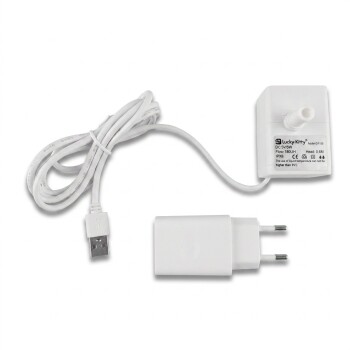 Weiße USB-betriebene Haustier-Wasserpumpe mit aufgewickeltem USB-Kabel, EU-Steckeradapter und Düse, Beschriftung 'Lucky-Kitty'.