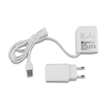 Weiße USB-betriebene Haustier-Wasserpumpe mit aufgewickeltem USB-Kabel, EU-Steckeradapter und Düse, Beschriftung 'Lucky-Kitty'.