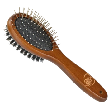 Brosse de toilettage en bois pour animaux de compagnie avec des poils en métal et une base en caoutchouc noir, portant le texte "TAKE CARE" sur la poignée.