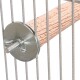 Vogelkäfig-Sitzstange mit strukturiertem Holzstab und Metallbefestigung an den Käfigstäben.
