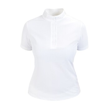 Weißes Poloshirt mit kurzen Ärmeln, hohem Kragen und dekorativen Strasssteinen um den Kragen.