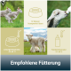 Lämmer mit Fütterungssymbolen; deutscher Text: 'Empfohlene Fütterung', 'In Wasser klumpenfrei lösen'; Temperaturen 42–45 °C und 37–40 °C.