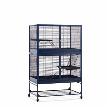 Ein hoher, mehrstöckiger Tierkäfig mit einem dunkelblauen Rahmen, mit Drahtgitterseiten, zwei Türen und herausnehmbaren Schalen für eine einfache Reinigung.
