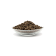 Eine Glasschüssel gefüllt mit trockenen Haustierfutterpellets, die einen Hügel aus kleinen, runden, braunen Kroketten vor einem weißen Hintergrund zeigt.