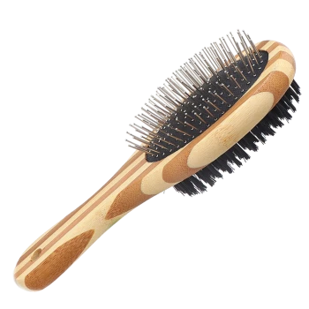 Eine hölzerne Haustierpflegebürste mit Metallstiften und Borsten, mit einem gestreiften Griff und einer schwarzen Gummibasis.