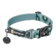 Ein türkis- und grün gemusterter Hundehalsband von Ruffwear, mit einem schwarzen Etikett mit dem Markennamen und einem sicheren Schnallenverschluss.