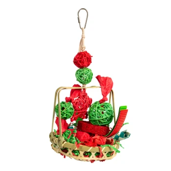 Buntes hängendes Haustierspielzeug mit roten und grünen geflochtenen Bällen, Bändern und einem Korbboden, entworfen für verspielte Haustiere.