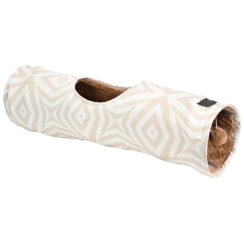 Un tunnel pour animaux de compagnie beige avec un motif géométrique, présentant un intérieur confortable et un petit jouet en peluche qui dépasse d'une extrémité.