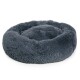 Runder, plüschiger Haustierbett in einem sanften Grauton, mit einem flauschigen Äußeren und einem gemütlichen, einladenden Design.