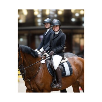 Zwei Reiter in formeller Reitkleidung auf Pferden, die ein braunes Pferd mit einem Sattel zeigen, der mit "EQUILINE" gekennzeichnet ist.