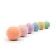 Eine Sammlung von sechs bunten Filzkugeln in Pastellfarben von Rosa, Lila, Grün, Blau, Orange und Gelb, auf einem weißen Hintergrund angeordnet.