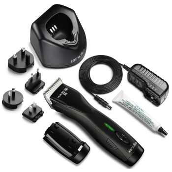 Kit de tondeuse pour animaux Andis Pulse ZR II avec station de charge, plusieurs adaptateurs de prise, cordon d'alimentation et tube de lubrifiant, avec un indicateur de puissance vert.