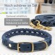 Marineblaue geflochtene Hundehalsband mit goldener Schnalle und passender Leine auf einer Marmoroberfläche. Text: "Noch schöner im Set" und "Optional erhältlich."