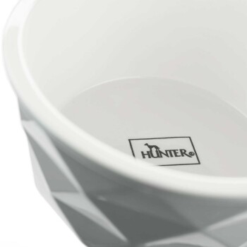 Weiße Keramik-Hundeschüssel mit geometrischem Design, mit dem sichtbaren "HUNTER"-Logo am Boden.