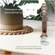 Eine braune Lederhundeleine mit silbernen Beschlägen liegt auf einem hellen Tisch neben einer Topfpflanze, mit Text über umweltfreundliche Lederproduktion.