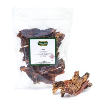 Getrocknete Tierleckerlis in einer klaren Tüte mit dem Etikett "Masterfeed Premium", mit einer grünen und weißen Zutatenliste und Nährwertinformationen.