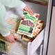 Brokkoli, Salat und rohe Rindfleischstücke auf rosa Hintergrund mit Text „81% Rind“ und „Vitaminreich“ aus dem Zoofachhandel.