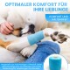 Eine Person hält die Pfote eines Hundes in einem hellblauen Verband. Text darüber lautet "Optimaler Komfort für Ihre Lieblinge."