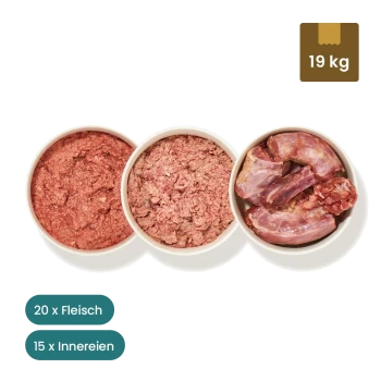 Tierfutterverpackungen zeigen Lamm, Rind und Geflügel, mit Schalen für Hackfleisch. Der Text zeigt 17x Fleisch, 15x Innereien und 3x Knochen.