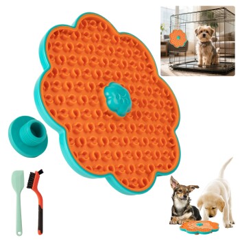 Orangefarbene, blumenförmige Leckmatte für Hunde mit türkisfarbener Umrandung, Saugbasis, Spatel und Bürste; Einsatzbild zeigt Hund in einer Box und zwei Welpen.