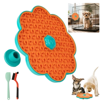 Orangefarbene, blumenförmige Leckmatte für Hunde mit türkisfarbener Umrandung, Saugbasis, Spatel und Bürste; Einsatzbild zeigt Hund in einer Box und zwei Welpen.
