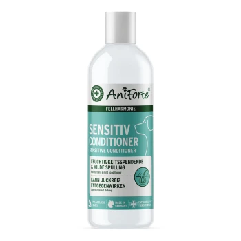 AniForte Sensitive Conditioner für Haustiere in einer türkisfarbenen Flasche, beschriftet in Deutsch und Englisch, fördert feuchtigkeitsspendende und juckreizlindernde Vorteile.