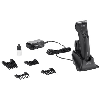 Wahl Bravura Pro huisdierverzorgingsschaarset met oplader, olie en meerdere kambevestigingen op een zwarte achtergrond.