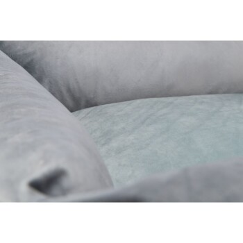 Nahaufnahme eines plüschigen Haustierbettes mit weichem grauem und hellblauem Stoff, das sein gemütliches und komfortables Design zeigt.