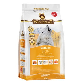 Premium 2 kg Hundefutterbeutel beschriftet mit "WOLFSBLUT VetLine SKIN," mit einem heulenden Wolf und Details zu Meeresweißfisch und Süßkartoffeln.