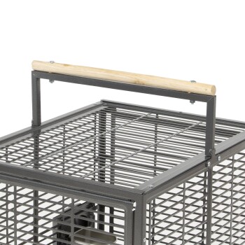 Metall-Haustiertrage mit einem Holzgriff, ausgestattet mit einem Gitterdesign zur Belüftung und einer stabilen Struktur.