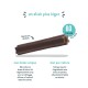 Un bâton de friandise pour animaux de compagnie avec une forme tubulaire unique, étiqueté '60 kcals par bâton', et un texte mettant en avant ses ingrédients à base de plantes et faibles en calories.