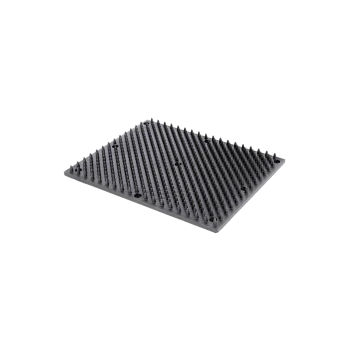 Schwarze Gummimatte für die Haustierpflege mit erhöhten Stacheln zum Reinigen und Entfernen von losem Fell, mit rechteckiger Form und Abflusslöchern.