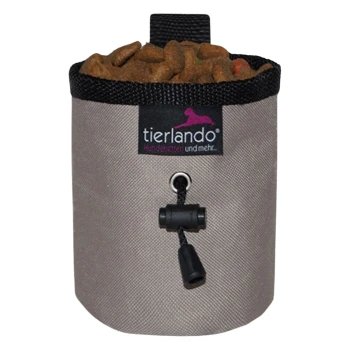 Ein grauer Haustierfutterbeutel, gefüllt mit Trockenfutter, mit einem schwarzen Kordelzugverschluss und einem Etikett, das "tierlando" liest.