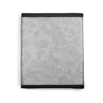 Graues Haustierbett mit schwarzem Rand, mit einer weichen, strukturierten Oberfläche und rechteckiger Form.