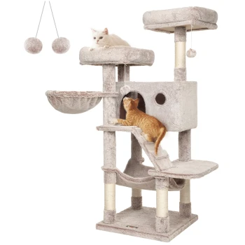 Kratzbaum mit weichem Bezug hellbraun Ein beiger Katzenbaum mit einer weißen Katze, die oben liegt, und einer orangefarbenen Katze, die klettert, mit einer Hängematte, Kratzpfosten und Spielzeugen.