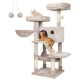 Ein beiger Katzenbaum mit einer weißen Katze, die oben liegt, und einer orangefarbenen Katze, die klettert, mit einer Hängematte, Kratzpfosten und Spielzeugen.