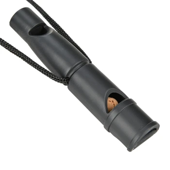 Schwarze Hundetraining-Pfeife mit einer Schnur, mit einer kleinen Öffnung und einem Korken im Inneren.