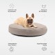 Ein beiger Hund entspannt sich auf einem plüschigen runden Bett mit Etiketten: "EU hergestellt," "30° waschbar," "Orthopädische Visko-Füllung," "Super flauschiger Bezug."