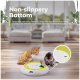 Zwei Katzen untersuchen ein weiß-grünes interaktives Katzenspielzeug mit rutschfesten Füßen auf Holzfußboden; Text 'Non-slippery Bottom'.