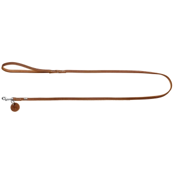 Braune Leder-Hundeleine mit genähten Kanten, Schlaufengriff, Metallclip und rundem Lederanhänger mit geprägter Hundesilhouette.