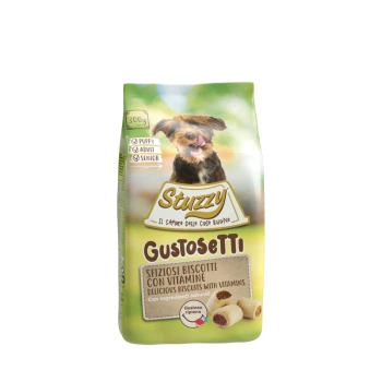 Verpackung von Stuzzy-Hundeleckerlis mit einem glücklichen Hund, beschriftet mit "Gustosetti" und italienischem Text, der "Leckere Kekse mit Vitaminen" besagt.