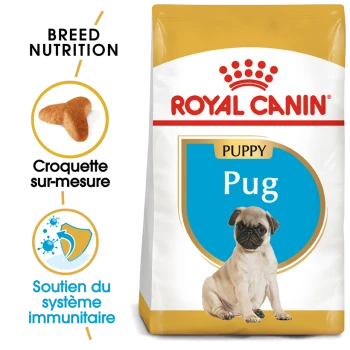 Sac de nourriture pour chiens Royal Canin Puppy Pug avec une image de chiot carlin, mettant en avant la nutrition de la race et le soutien du système immunitaire.