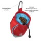 Rote Leckerli-Tasche für Haustiere mit blauem Innenraum, die Hundeleckerlis enthält, mit einem Karabinerhaken und einem Kordelzugverschluss für Frische.