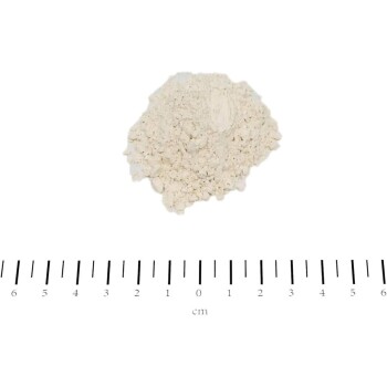 Cremefarbenes, körniges Pulverhäufchen über einem Zentimetermaß mit der Beschriftung „cm“ sowie Skalenstrichen und Zahlen.