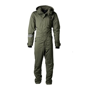 Ein grüner isolierter Overall mit Kapuze, mit einem Logo auf der Brust und reflektierenden Details an den Ärmeln.