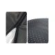 Nahaufnahme einer schwarzen Haustiertragetasche mit einem Reißverschluss, die eine strukturierte Oberfläche mit kleinen Perforationen für die Belüftung aufweist.