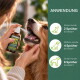 Eine Nahaufnahme eines Hundes mit einer Zahnpflegesprayflasche mit der Aufschrift 'ZAHNPFLEGE SPRAY' daneben. Der Text rechts gibt Anwendungshinweise auf Deutsch.