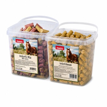 Zwei durchsichtige Plastikdosen mit PANTO-Pferde-Leckerlis mit den Aufschriften 'Leckerli-Mix Apfel-Karotte' und 'Leckerli Banane', 3,2 kg, Etikett mit Pferdefoto