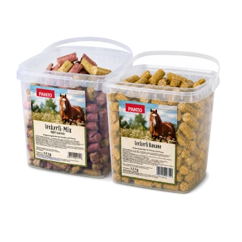 Zwei durchsichtige Plastikdosen mit PANTO-Pferde-Leckerlis mit den Aufschriften 'Leckerli-Mix Apfel-Karotte' und 'Leckerli Banane', 3,2 kg, Etikett mit Pferdefoto